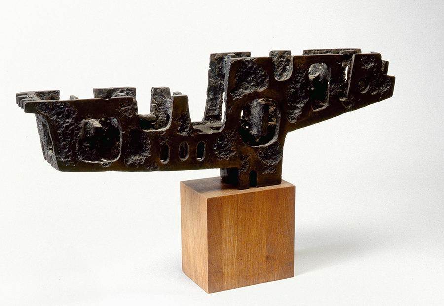 <strong><i>Maquette pour la sculpture du Centre national des Arts (maquette 2)</i></strong><BR>1967<BR>Bronze<BR>50 x 125,5 x 36 cm<BR><i></i><BR><BR><br><h9 style='font-size:.8em'>Photo : Musée national des beaux-arts du Québec<br>1/4</h9><BR><br><br><h9 style='font-size:.8em'>© Succession Charles Daudelin /COVA-DAAV
