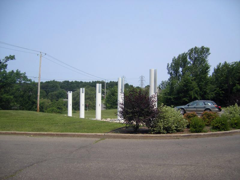 <strong><i>Mirador</i></strong><BR>1989<BR>Acier, cinq colonnes ajourées et éclairage intégrée<BR>300 cm de haut x 45 cm de diamètre<BR><i></i><BR><BR><h9 style='font-size:.8em'>Photo : 7/8</h9><BR><br><br><h9 style='font-size:.8em'>© Succession Charles Daudelin /COVA-DAAV