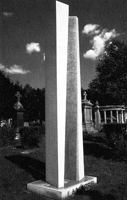 <strong><i>Monument Lamarre</i></strong><BR>1973<BR>Granit<BR>4,87m. de hauteur<BR><i></i><BR><BR><br><h9 style='font-size:.8em'>Photo : Photographe inconnu, épreuve à la gélatine argentique, source : Archives Charles et Louise Daudelin.<br>2/3</h9><BR><br><br><h9 style='font-size:.8em'>© Succession Charles Daudelin /COVA-DAAV