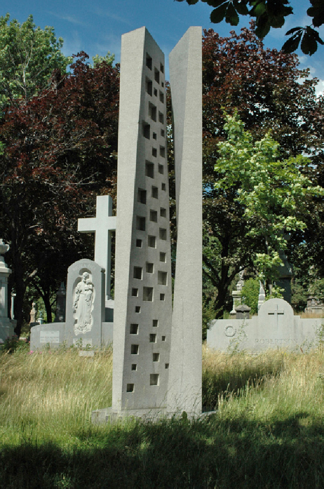 <strong><i>Monument Lamarre</i></strong><BR>1973<BR>Granit<BR>4,87m. de hauteur<BR><i></i><BR><BR><br><h9 style='font-size:.8em'>Photo : Gracieuseté de la famille Lamarre.<br>1/3</h9><BR><br><br><h9 style='font-size:.8em'>© Succession Charles Daudelin /COVA-DAAV