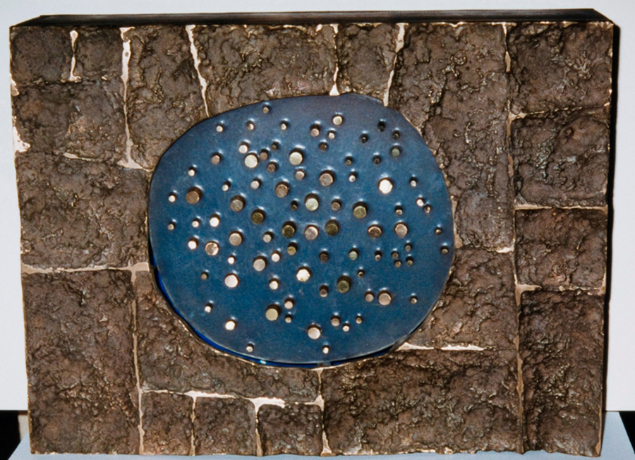 <strong><i>Maquette de murale lumineuse</i></strong><BR>1968<BR>bronze, laiton et résine sur support en bois<BR>38 x 51 x 13,3 cm<BR><i></i><BR><BR><br><h9 style='font-size:.8em'>Photo : MNBAQ : Dominique Potvin<br>1/1</h9><BR><br><br><h9 style='font-size:.8em'>© Succession Charles Daudelin /COVA-DAAV