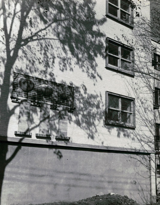 <strong>Murales Côte Saint-Luc</strong><BR>1948<BR>ciment et briques<BR>dimensions inconnues<BR>Photo : Photographe inconnu, épreuve à la gélatine argentique, source : Archives Charles et Louise Daudelin<BR><br><br>© Succession Charles Daudelin /SODRAC