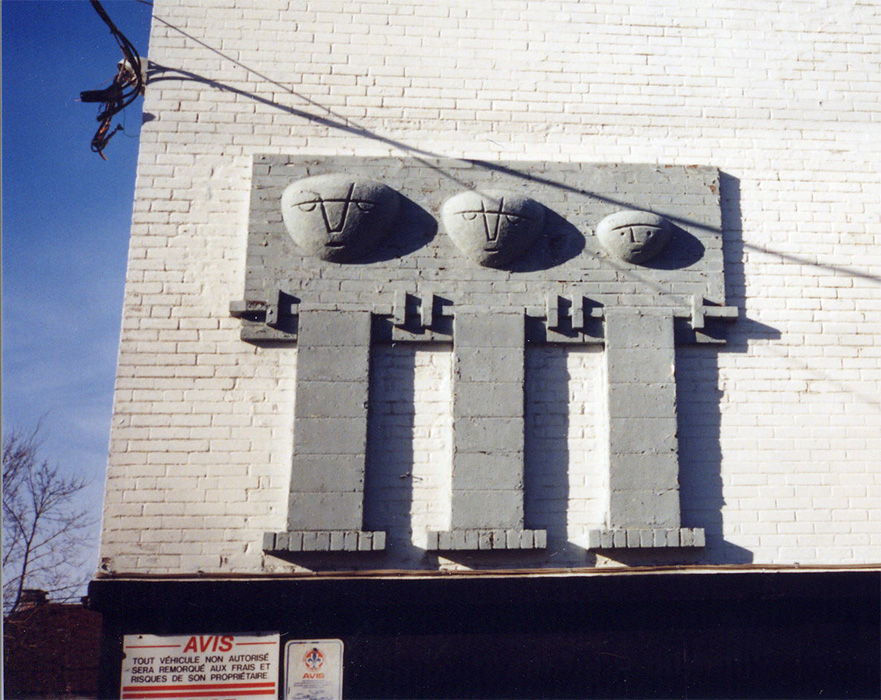 <strong><i>Murales Côte Saint-Luc</i></strong><BR>1948<BR>ciment et briques<BR>dimensions inconnues<BR><i></i><BR><BR><br><h9 style='font-size:.8em'>Photo : photographe inconnu<br>3/4</h9><BR><br><br><h9 style='font-size:.8em'>© Succession Charles Daudelin /COVA-DAAV