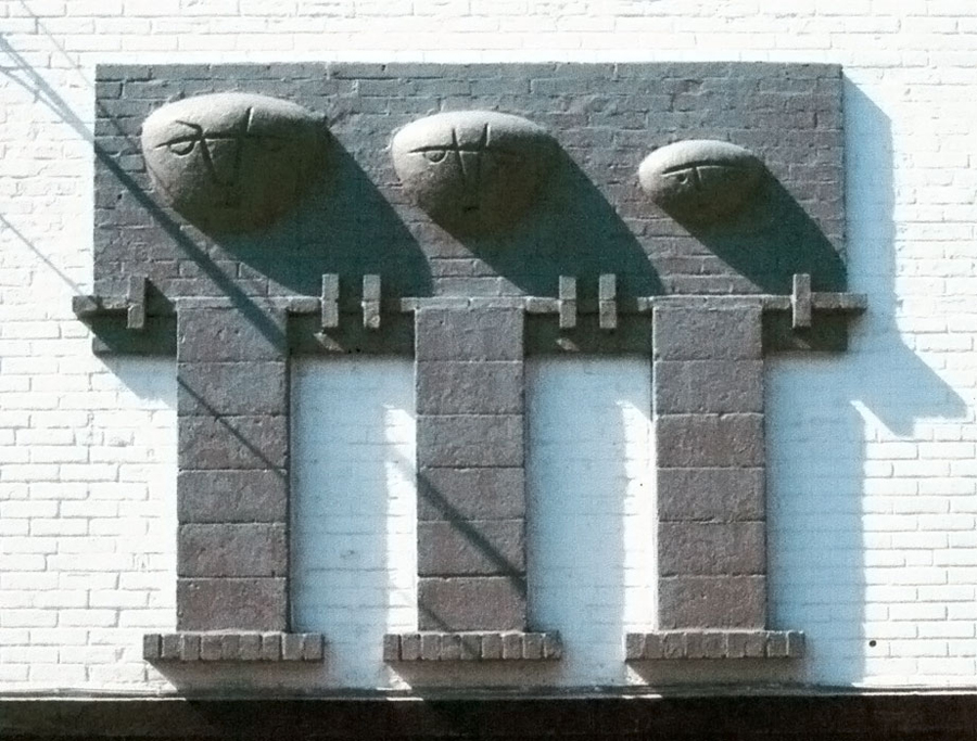 <strong><i>Murales Côte Saint-Luc</i></strong><BR>1948<BR>ciment et briques<BR>dimensions inconnues<BR><i>détail</i><BR><BR><br><h9 style='font-size:.8em'>Photo : photographe inconnu<br>2/4</h9><BR><br><br><h9 style='font-size:.8em'>© Succession Charles Daudelin /COVA-DAAV