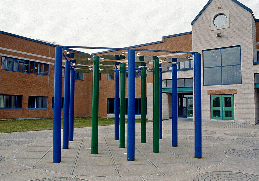 <strong><i>La Place moléculaire</i></strong><BR>1990<BR>Sculpture-cinétique et aménagement, acier peint et inoxydable<BR>13 colonnes de 3 m de hauteur, 20 cm de diam., 16 disques de 80 cm. de diam.<BR><i></i><BR><BR><br><h9 style='font-size:.8em'>Photo : Musée national des beaux-arts du Québec : Patrick Altman<br>1/6</h9><BR><br><br><h9 style='font-size:.8em'>© Succession Charles Daudelin /COVA-DAAV