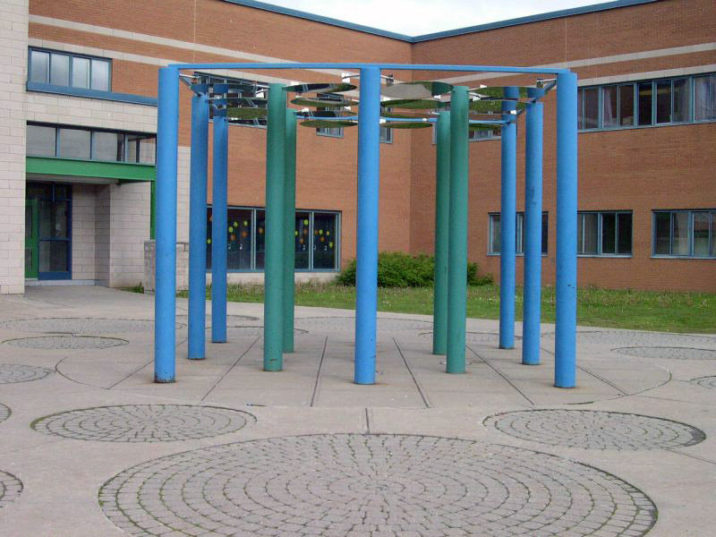 <strong><i>La Place moléculaire</i></strong><BR>1990<BR>Sculpture-cinétique et aménagement, acier peint et inoxydable<BR>13 colonnes de 3 m de hauteur, 20 cm de diam., 16 disques de 80 cm. de diam.<BR><i></i><BR><BR><h9 style='font-size:.8em'>Photo : 4/6</h9><BR><br><br><h9 style='font-size:.8em'>© Succession Charles Daudelin /COVA-DAAV