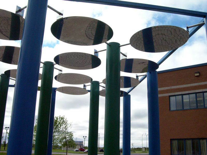 <strong><i>La Place moléculaire</i></strong><BR>1990<BR>Sculpture-cinétique et aménagement, acier peint et inoxydable<BR>13 colonnes de 3 m de hauteur, 20 cm de diam., 16 disques de 80 cm. de diam.<BR><i></i><BR><BR><h9 style='font-size:.8em'>Photo : 5/6</h9><BR><br><br><h9 style='font-size:.8em'>© Succession Charles Daudelin /COVA-DAAV