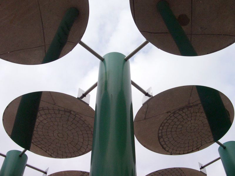 <strong><i>La Place moléculaire</i></strong><BR>1990<BR>Sculpture-cinétique et aménagement, acier peint et inoxydable<BR>13 colonnes de 3 m de hauteur, 20 cm de diam., 16 disques de 80 cm. de diam.<BR><i></i><BR><BR><h9 style='font-size:.8em'>Photo : 6/6</h9><BR><br><br><h9 style='font-size:.8em'>© Succession Charles Daudelin /COVA-DAAV