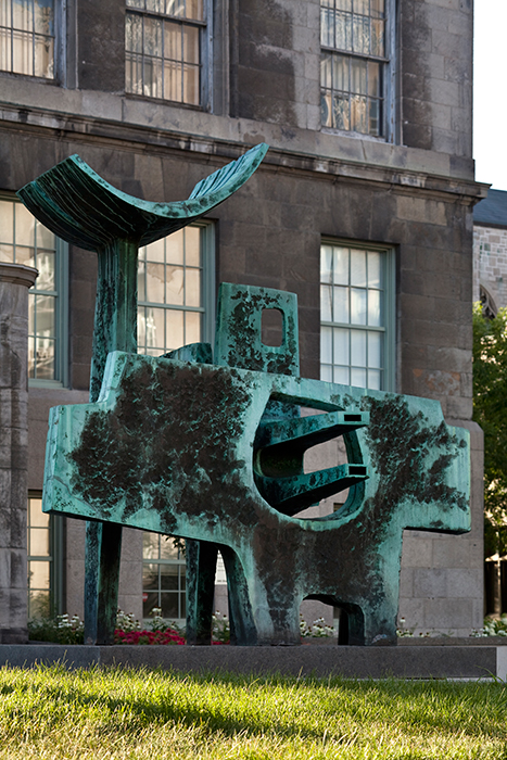 <strong>Polypède</strong><BR>1967<BR>bronze<BR>244 x 244 x 208 cm<BR>Photo : Michel Dubreuil<BR><br><br>© Succession Charles Daudelin /SODRAC