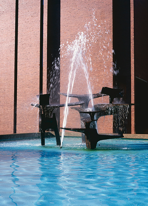 <strong><i>Poulia</i></strong><BR>1966<BR>sculpture-fontaine, fonte, jeux d'eau et éclairage<BR>335 X 488 X 488 cm<BR><i></i><BR><BR><br><h9 style='font-size:.8em'>Photo : Wayne Barrett<br>1/5</h9><BR><br><br><h9 style='font-size:.8em'>© Succession Charles Daudelin /COVA-DAAV