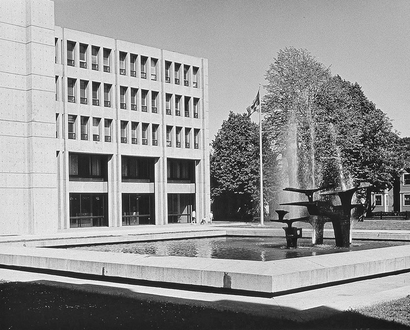 <strong><i>Poulia</i></strong><BR>1966<BR>sculpture-fontaine, fonte, jeux d'eau et éclairage<BR>335 X 488 X 488 cm<BR><i></i><BR><BR><br><h9 style='font-size:.8em'>Photo : photographe inconnu, épreuve à la gélatine argentique, source: Archives Charles et Louise Daudelin<br>3/5</h9><BR><br><br><h9 style='font-size:.8em'>© Succession Charles Daudelin /COVA-DAAV