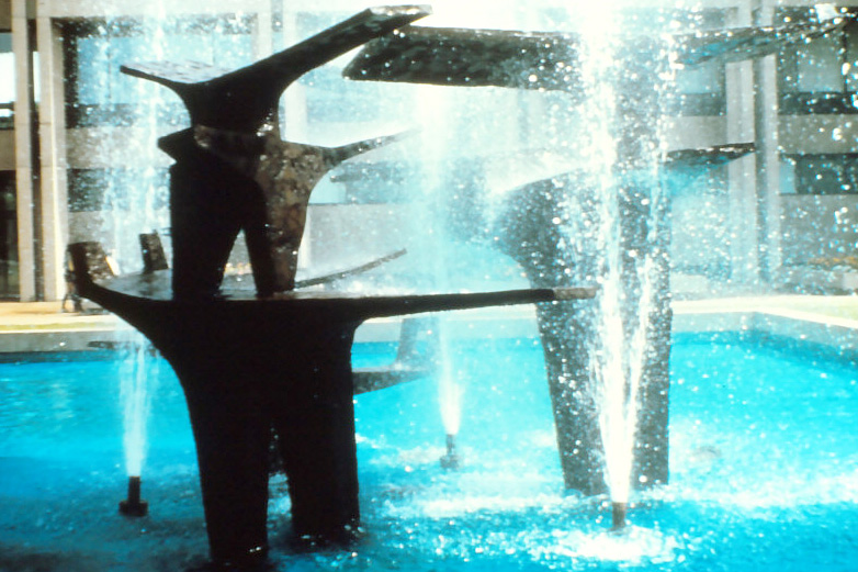 <strong><i>Poulia</i></strong><BR>1966<BR>sculpture-fontaine, fonte, jeux d'eau et éclairage<BR>335 X 488 X 488 cm<BR><i></i><BR><BR><br><h9 style='font-size:.8em'>Photo : photographe inconnu, diapositive 35 mm., source: Archives Charles et Louise Daudelin<br>4/5</h9><BR><br><br><h9 style='font-size:.8em'>© Succession Charles Daudelin /COVA-DAAV