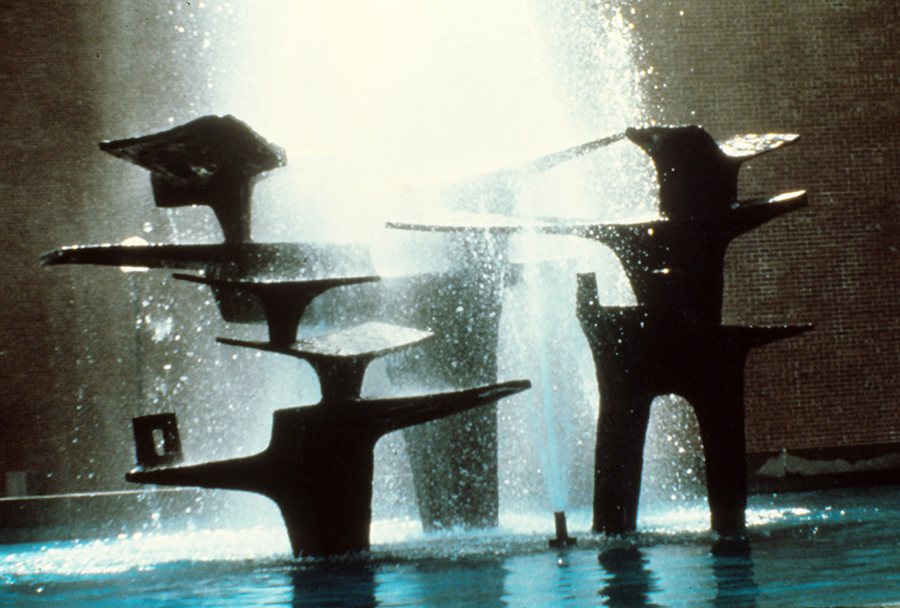 <strong><i>Poulia</i></strong><BR>1966<BR>sculpture-fontaine, fonte, jeux d'eau et éclairage<BR>335 X 488 X 488 cm<BR><i></i><BR><BR><br><h9 style='font-size:.8em'>Photo : photographe inconnu, diapositive 35 mm., source: Archives Charles et Louise Daudelin<br>5/5</h9><BR><br><br><h9 style='font-size:.8em'>© Succession Charles Daudelin /SODRAC