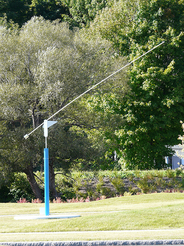 <strong>Prototype de Éolienne V</strong><BR>1983<BR>Acier inoxydable et métal peint<BR>305 cm (hauteur) x 46 cm (diamètre)<BR>Photo : © CCNQ, Annabelle Nadeau-Gagné<BR><br><br>© Succession Charles Daudelin /COVA-DAAV