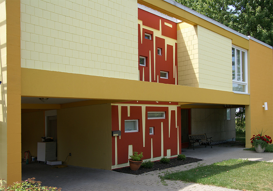 <strong><i>La Maison en béton</i></strong><BR>1962<BR>Dalles de béton à agrégats apparents et quelques dalles dessinées en relief et coulées<BR>6,1 x 7,6 m<BR><i></i><BR><BR><br><h9 style='font-size:.8em'>Photo : Gino Bélanger<br>1/5</h9><BR><br><br><h9 style='font-size:.8em'>© Succession Charles Daudelin /COVA-DAAV