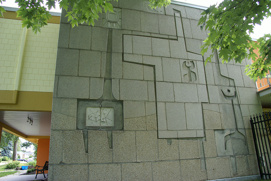 <strong><i>La Maison en béton</i></strong><BR>1962<BR>Dalles de béton à agrégats apparents et quelques dalles dessinées en relief et coulées<BR>6,1 x 7,6 m<BR><i></i><BR><BR><br><h9 style='font-size:.8em'>Photo : Gino Bélanger<br>3/5</h9><BR><br><br><h9 style='font-size:.8em'>© Succession Charles Daudelin /COVA-DAAV