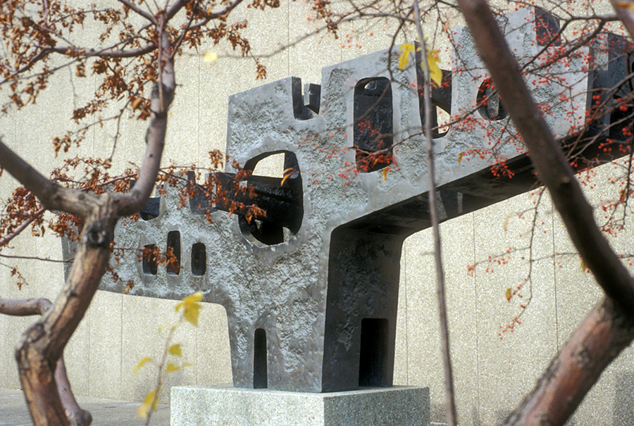 <strong>Sans titre</strong><BR>1969<BR>Bronze<BR>3,05 x 7,62 x 2,13 m<BR>Photo : photographe inconnu, diapositives 35mm, source: Archives Charles et Louise Daudelin<BR><br><br>© Succession Charles Daudelin /SODRAC