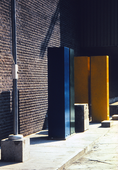 <strong><i>Sans titre</i></strong><BR>1969<BR>4 modules sculpturaux en acier peint et un cube en béton avec graphisme en relief <BR>Dimensions inconnues<BR><i></i><BR><BR><br><h9 style='font-size:.8em'>Photo : Photographe inconnu, diapositive 35 mm., source : Archives : Charles et Louise Daudelin<br>1/3</h9><BR><br><br><h9 style='font-size:.8em'>© Succession Charles Daudelin /COVA-DAAV
