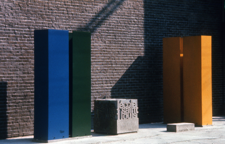 <strong><i>Sans titre</i></strong><BR>1969<BR>4 modules sculpturaux en acier peint et un cube en béton avec graphisme en relief <BR>Dimensions inconnues<BR><i> </i><BR><BR><h9 style='font-size:.8em'>Photo : 2/3</h9><BR><br><br><h9 style='font-size:.8em'>© Succession Charles Daudelin /COVA-DAAV