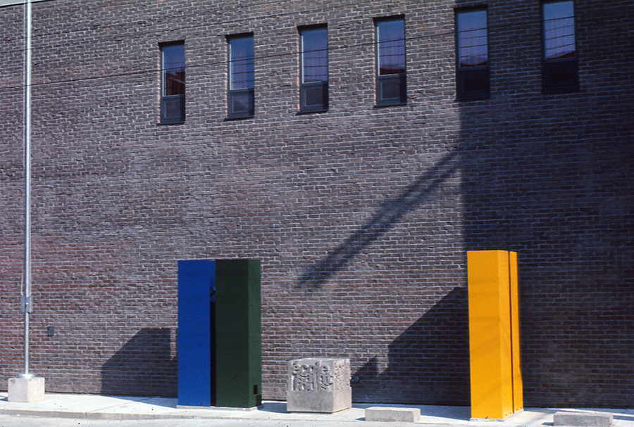 <strong><i>Sans titre</i></strong><BR>1969<BR>4 modules sculpturaux en acier peint et un cube en béton avec graphisme en relief <BR>Dimensions inconnues<BR><i> </i><BR><BR><h9 style='font-size:.8em'>Photo : 3/3</h9><BR><br><br><h9 style='font-size:.8em'>© Succession Charles Daudelin /COVA-DAAV