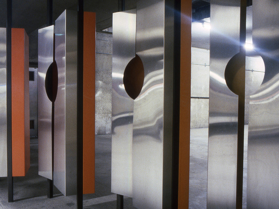 <strong><i>Sans titre</i></strong><BR>1973<BR>Sculptures-grilles, acier inox.<BR>Dimensions inconnues<BR><i></i><BR><BR><br><h9 style='font-size:.8em'>Photo : Société de transport de Montréal<br>1/3</h9><BR><br><br><h9 style='font-size:.8em'>© Succession Charles Daudelin /COVA-DAAV