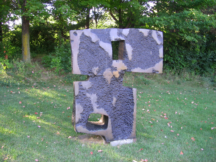 <strong><i>Viking</i></strong><BR>1978<BR>bronze<BR>1,88 x 1,88 x 0,53 m<BR><i>Œuvre volée en mars 2010</i><BR><BR><br><h9 style='font-size:.8em'>Photo : Matthew McLauchlin<br>1/2</h9><BR><br><br><h9 style='font-size:.8em'>© Succession Charles Daudelin /COVA-DAAV