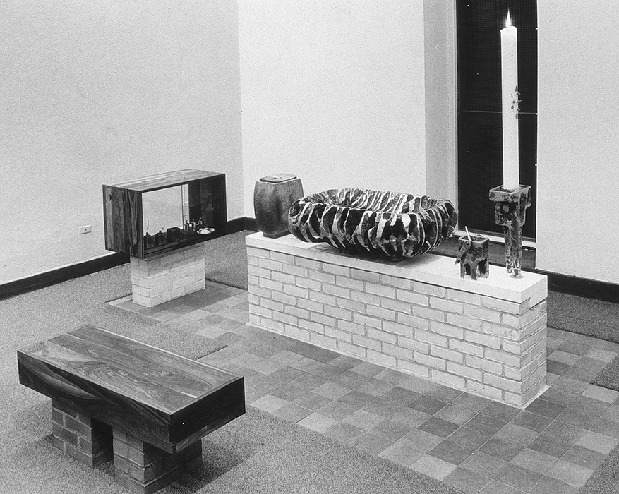 <strong><i>Aménagement du sanctuaire et objets liturgiques</i></strong><BR>1964<BR>Bronze<BR> <BR><i>Baptistère de l'église Saint-Jean, Pointe-Saint-Charles</i><BR><BR><br><h9 style='font-size:.8em'>Photo : Jean-Guy Kérouac<br>4/4</h9><BR><br><br><h9 style='font-size:.8em'>© Succession Charles Daudelin /COVA-DAAV