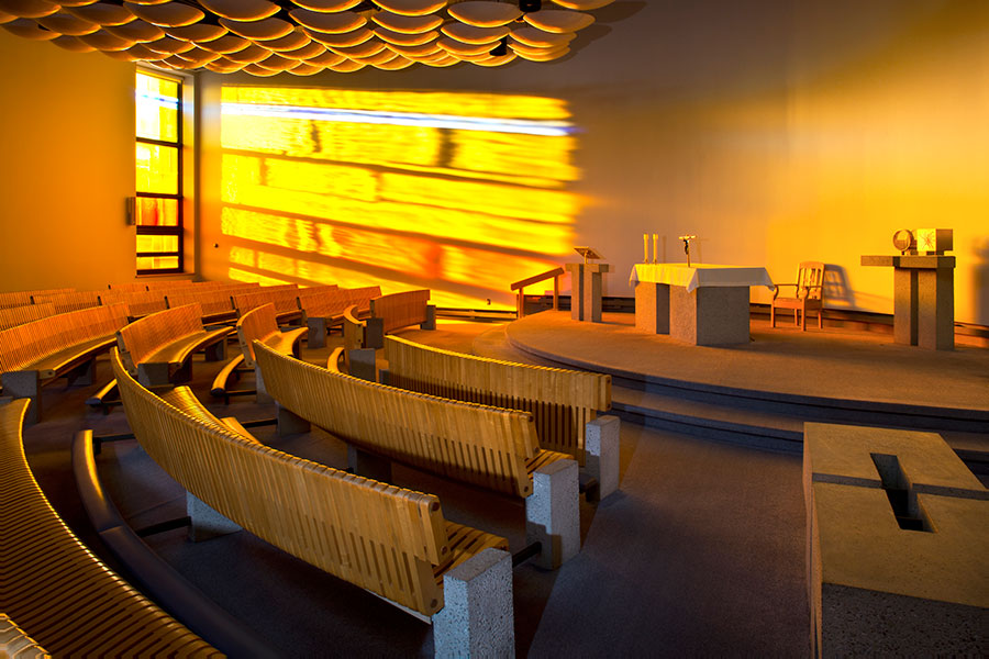 <strong><i>Aménagement de la chapelle de la résidence Notre-Dame-de-la-Providence</i></strong><BR>1976<BR>Meubles, objets liturgiques et chemin de croix.<BR><BR><i>Verrière de Marcelle Ferron ©Succession Marcelle Ferron/ SODRAC.</i><BR><BR><br><h9 style='font-size:.8em'>Photo : Michel Dubreuil<br>1/16</h9><BR><br><br><h9 style='font-size:.8em'>© Succession Charles Daudelin /COVA-DAAV