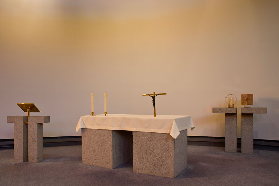 <strong><i>Aménagement de la chapelle de la résidence Notre-Dame-de-la-Providence</i></strong><BR>1976<BR>Meubles, objets liturgiques et chemin de croix.<BR><BR><i></i><BR><BR><h9 style='font-size:.8em'>Photo : 6/16</h9><BR><br><br><h9 style='font-size:.8em'>© Succession Charles Daudelin /COVA-DAAV