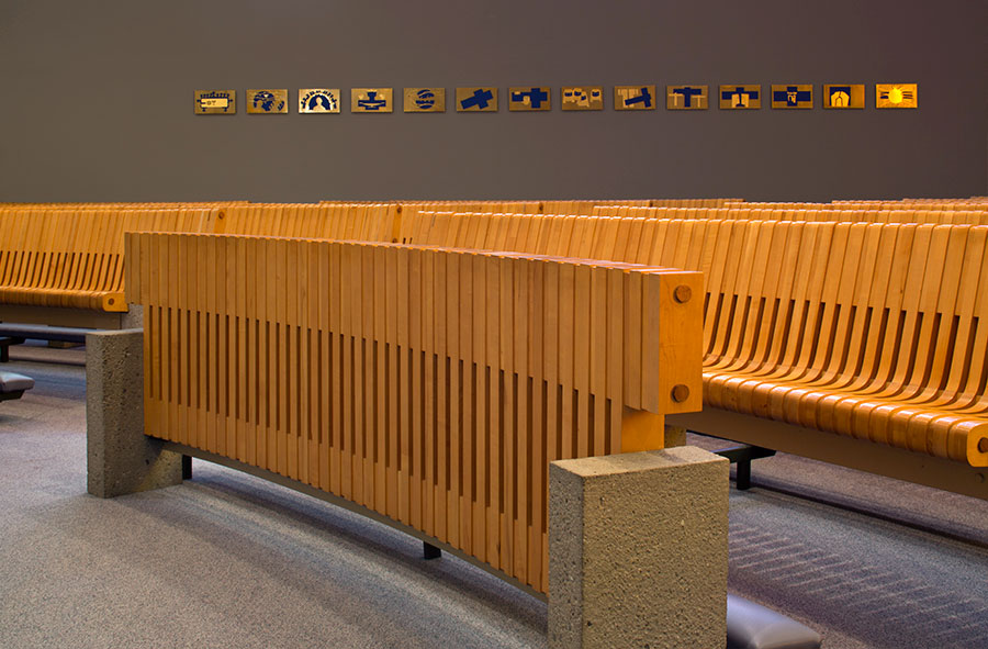 <strong><i>Aménagement de la chapelle de la résidence Notre-Dame-de-la-Providence</i></strong><BR>1976<BR>Meubles, objets liturgiques et chemin de croix.<BR><BR><i>Bancs et chemin de croix</i><BR><BR><h9 style='font-size:.8em'>Photo : 10/16</h9><BR><br><br><h9 style='font-size:.8em'>© Succession Charles Daudelin /COVA-DAAV