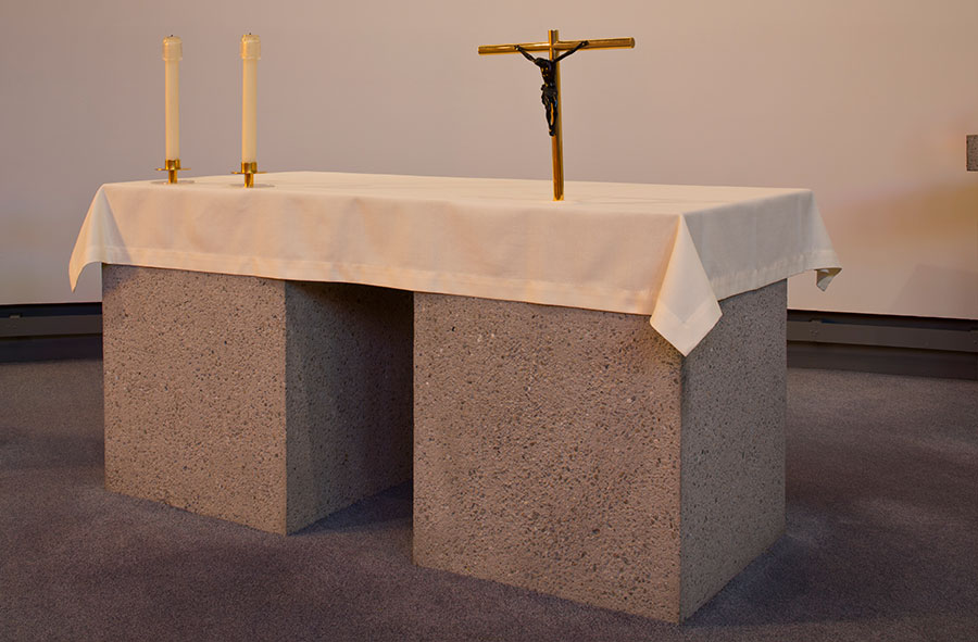 <strong><i>Aménagement de la chapelle de la résidence Notre-Dame-de-la-Providence</i></strong><BR>1976<BR>Meubles, objets liturgiques et chemin de croix.<BR><BR><i>Autel</i><BR><BR><h9 style='font-size:.8em'>Photo : 11/16</h9><BR><br><br><h9 style='font-size:.8em'>© Succession Charles Daudelin /COVA-DAAV