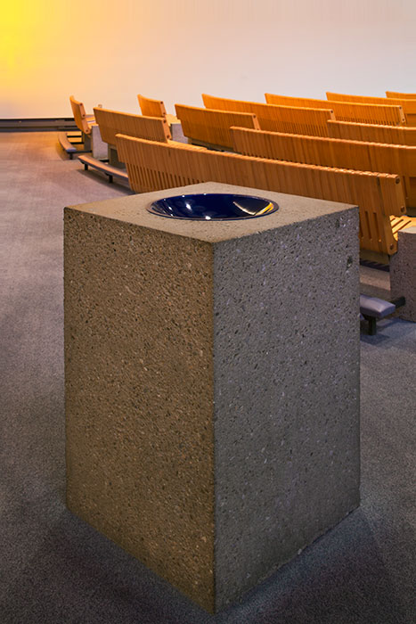 <strong><i>Aménagement de la chapelle de la résidence Notre-Dame-de-la-Providence</i></strong><BR>1976<BR>Meubles, objets liturgiques et chemin de croix.<BR><BR><i>Bénitier</i><BR><BR><h9 style='font-size:.8em'>Photo : 12/16</h9><BR><br><br><h9 style='font-size:.8em'>© Succession Charles Daudelin /COVA-DAAV