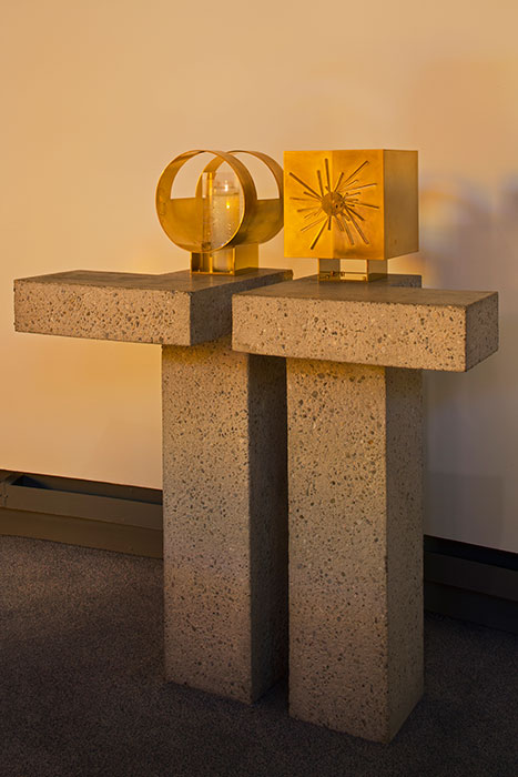 <strong><i>Aménagement de la chapelle de la résidence Notre-Dame-de-la-Providence</i></strong><BR>1976<BR>Meubles, objets liturgiques et chemin de croix.<BR><BR><i>Lampe de sanctuaire et tabernacle</i><BR><BR><h9 style='font-size:.8em'>Photo : 13/16</h9><BR><br><br><h9 style='font-size:.8em'>© Succession Charles Daudelin /COVA-DAAV