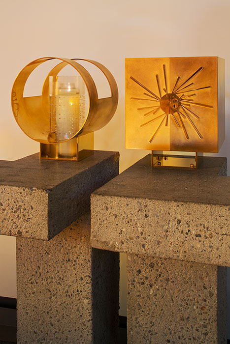 <strong><i>Aménagement de la chapelle de la résidence Notre-Dame-de-la-Providence</i></strong><BR>1976<BR>Meubles, objets liturgiques et chemin de croix.<BR><BR><i>Lampe de sanctuaire et tabernacle</i><BR><BR><h9 style='font-size:.8em'>Photo : 14/16</h9><BR><br><br><h9 style='font-size:.8em'>© Succession Charles Daudelin /COVA-DAAV
