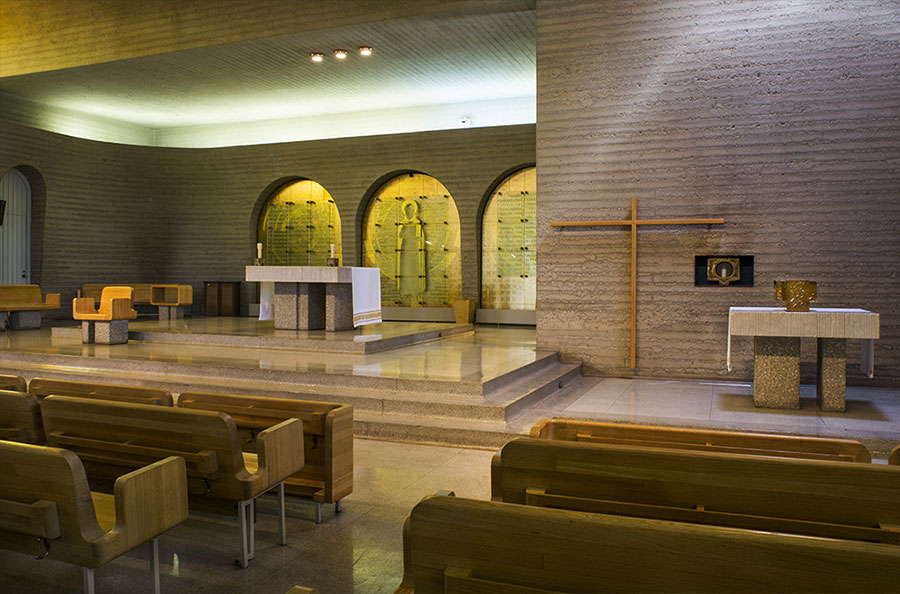 <strong><i>Aménagement du sanctuaire</i></strong><BR>1967<BR>Meubles et objets liturgiques en bronze<BR><BR><i>Vue générale du sanctuaire. Triptyque en verre de Claude Bettinger.</i><BR><BR><br><h9 style='font-size:.8em'>Photo : Michel Dubeuil<br>1/20</h9><BR><br><br><h9 style='font-size:.8em'>© Succession Charles Daudelin /COVA-DAAV