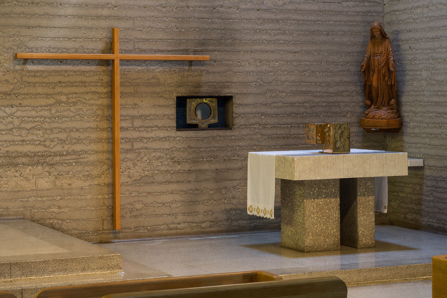 <strong><i>Aménagement du sanctuaire</i></strong><BR>1967<BR>Meubles et objets liturgiques en bronze<BR><BR><i>Vue partielle du sanctuaire</i><BR><BR><br><h9 style='font-size:.8em'>Photo : Michel Dubreuil<br>2/20</h9><BR><br><br><h9 style='font-size:.8em'>© Succession Charles Daudelin /COVA-DAAV