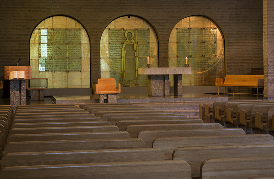 <strong><i>Aménagement du sanctuaire</i></strong><BR>1967<BR>Meubles et objets liturgiques en bronze<BR><BR><i>Vue partielle du sanctuaire. Triptyque en verre de Claude Bettinger.</i><BR><BR><br><h9 style='font-size:.8em'>Photo : Michel Dubreuil<br>3/20</h9><BR><br><br><h9 style='font-size:.8em'>© Succession Charles Daudelin /COVA-DAAV