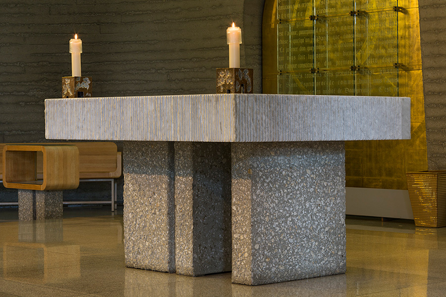 <strong><i>Aménagement du sanctuaire</i></strong><BR>1967<BR>Meubles et objets liturgiques en bronze<BR><BR><i>Autel</i><BR><BR><br><h9 style='font-size:.8em'>Photo : Michel Dubreuil<br>4/20</h9><BR><br><br><h9 style='font-size:.8em'>© Succession Charles Daudelin /COVA-DAAV