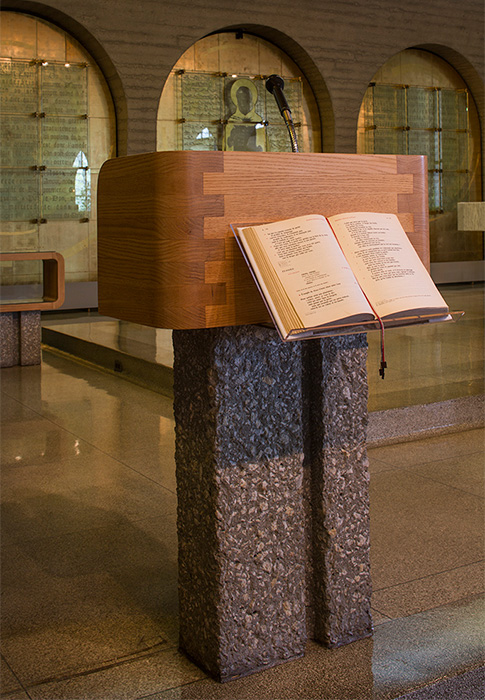 <strong><i>Aménagement du sanctuaire</i></strong><BR>1967<BR>Meubles et objets liturgiques en bronze<BR><BR><i>Ambon. Triptyque en verre de Claude Bettinger</i><BR><BR><br><h9 style='font-size:.8em'>Photo : Michel Dubreuil<br>5/20</h9><BR><br><br><h9 style='font-size:.8em'>© Succession Charles Daudelin /COVA-DAAV