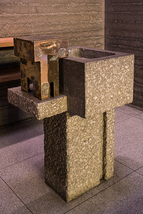<strong><i>Aménagement du sanctuaire</i></strong><BR>1967<BR>Meubles et objets liturgiques en bronze<BR><BR><i>Fonts baptismaux</i><BR><BR><br><h9 style='font-size:.8em'>Photo : Michel Dubreuil<br>6/20</h9><BR><br><br><h9 style='font-size:.8em'>© Succession Charles Daudelin /COVA-DAAV