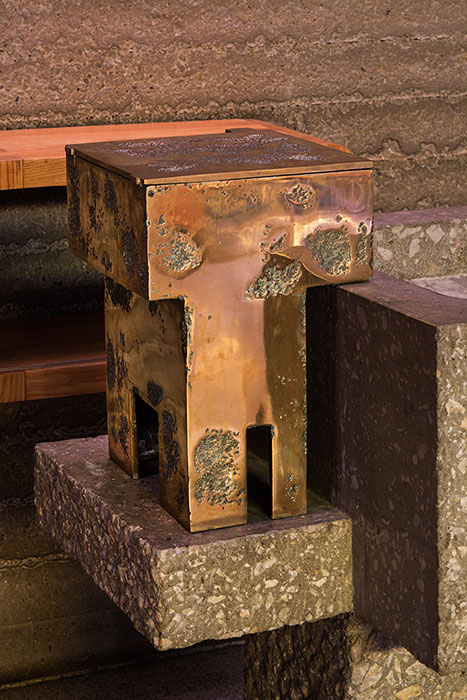 <strong><i>Aménagement du sanctuaire</i></strong><BR>1967<BR>Meubles et objets liturgiques en bronze<BR><BR><i>Fonts baptismaux (détail, récipient contenant l’eau pour le  baptême)</i><BR><BR><br><h9 style='font-size:.8em'>Photo : Michel Dubreuil<br>7/20</h9><BR><br><br><h9 style='font-size:.8em'>© Succession Charles Daudelin /COVA-DAAV