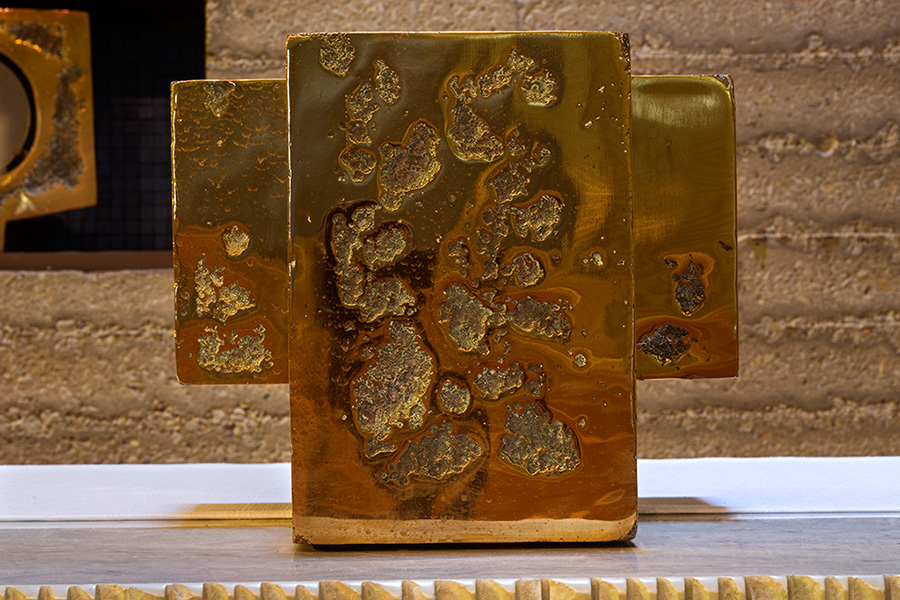 <strong><i>Aménagement du sanctuaire</i></strong><BR>1967<BR>Meubles et objets liturgiques en bronze<BR><BR><i>Tabernacle (vue de dos)</i><BR><BR><br><h9 style='font-size:.8em'>Photo : Michel Dubreuil<br>9/20</h9><BR><br><br><h9 style='font-size:.8em'>© Succession Charles Daudelin /COVA-DAAV