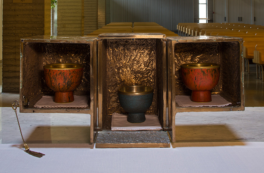 <strong><i>Aménagement du sanctuaire</i></strong><BR>1967<BR>Meubles et objets liturgiques en bronze<BR><BR><i>Tabernacle (ouvert, vue de face)</i><BR><BR><h9 style='font-size:.8em'>Photo : 10/20</h9><BR><br><br><h9 style='font-size:.8em'>© Succession Charles Daudelin /COVA-DAAV