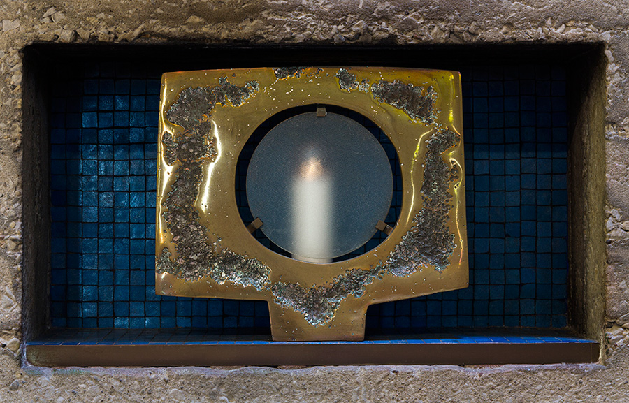 <strong><i>Aménagement du sanctuaire</i></strong><BR>1967<BR>Meubles et objets liturgiques en bronze<BR><BR><i>Lampe du sanctuaire</i><BR><BR><br><h9 style='font-size:.8em'>Photo : Michel Dubreuil<br>12/20</h9><BR><br><br><h9 style='font-size:.8em'>© Succession Charles Daudelin /COVA-DAAV