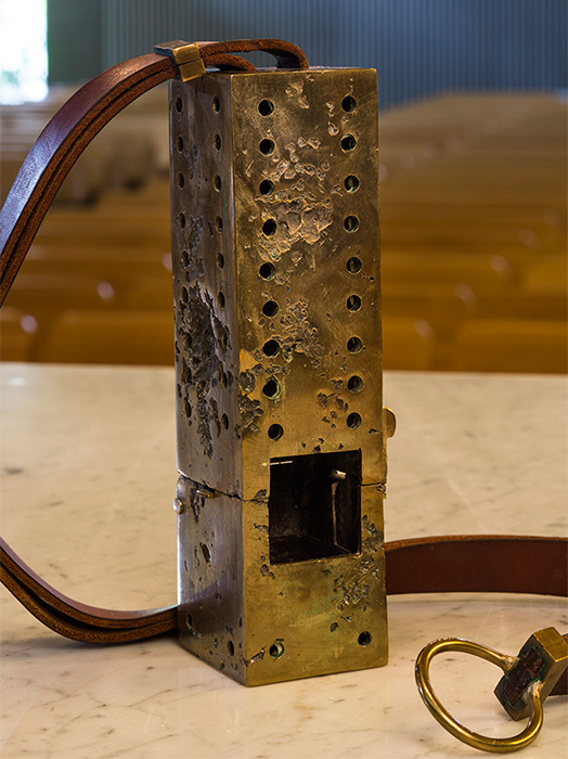 <strong><i>Aménagement du sanctuaire</i></strong><BR>1967<BR>Meubles et objets liturgiques en bronze<BR><BR><i>Encensoir</i><BR><BR><br><h9 style='font-size:.8em'>Photo : Michel Dubreuil<br>13/20</h9><BR><br><br><h9 style='font-size:.8em'>© Succession Charles Daudelin /COVA-DAAV