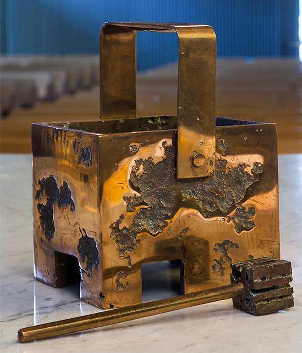 <strong><i>Aménagement du sanctuaire</i></strong><BR>1967<BR>Meubles et objets liturgiques en bronze<BR><BR><i>Bénitier et goupillon</i><BR><BR><br><h9 style='font-size:.8em'>Photo : Michel Dubreuil<br>14/20</h9><BR><br><br><h9 style='font-size:.8em'>© Succession Charles Daudelin /COVA-DAAV