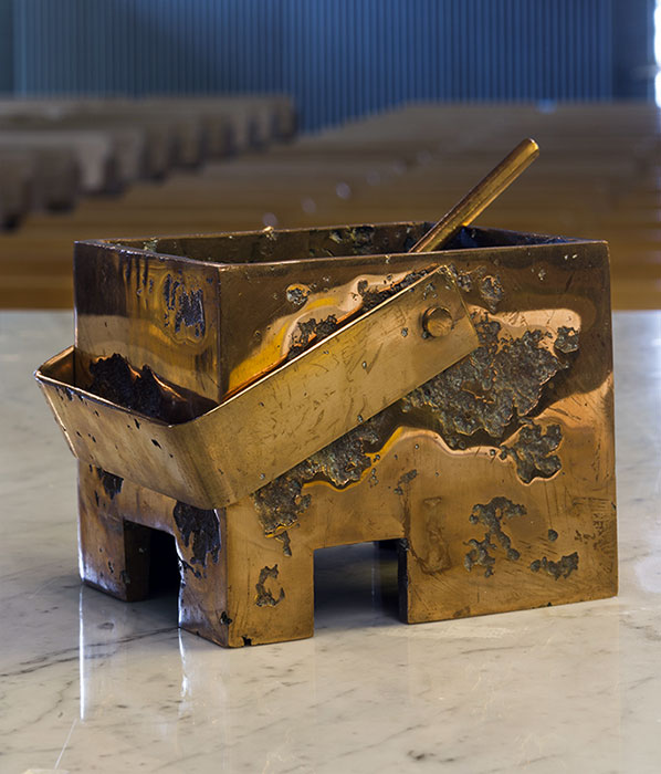 <strong><i>Aménagement du sanctuaire</i></strong><BR>1967<BR>Meubles et objets liturgiques en bronze<BR><BR><i>Bénitier</i><BR><BR><h9 style='font-size:.8em'>Photo : 15/20</h9><BR><br><br><h9 style='font-size:.8em'>© Succession Charles Daudelin /COVA-DAAV