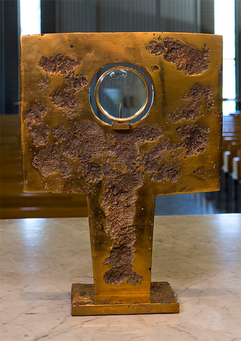 <strong><i>Aménagement du sanctuaire</i></strong><BR>1967<BR>Meubles et objets liturgiques en bronze<BR><BR><i>Ostensoir</i><BR><BR><h9 style='font-size:.8em'>Photo : 16/20</h9><BR><br><br><h9 style='font-size:.8em'>© Succession Charles Daudelin /COVA-DAAV