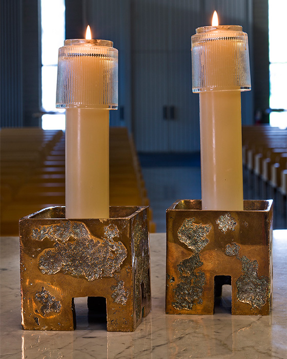 <strong><i>Aménagement du sanctuaire</i></strong><BR>1967<BR>Meubles et objets liturgiques en bronze<BR><BR><i>Chandeliers</i><BR><BR><h9 style='font-size:.8em'>Photo : 17/20</h9><BR><br><br><h9 style='font-size:.8em'>© Succession Charles Daudelin /COVA-DAAV