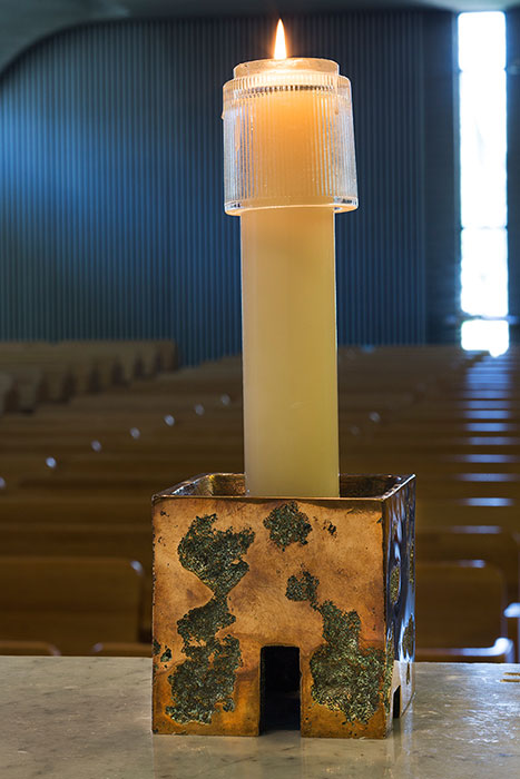 <strong><i>Aménagement du sanctuaire</i></strong><BR>1967<BR>Meubles et objets liturgiques en bronze<BR><BR><i>Chandelier</i><BR><BR><h9 style='font-size:.8em'>Photo : 18/20</h9><BR><br><br><h9 style='font-size:.8em'>© Succession Charles Daudelin /COVA-DAAV